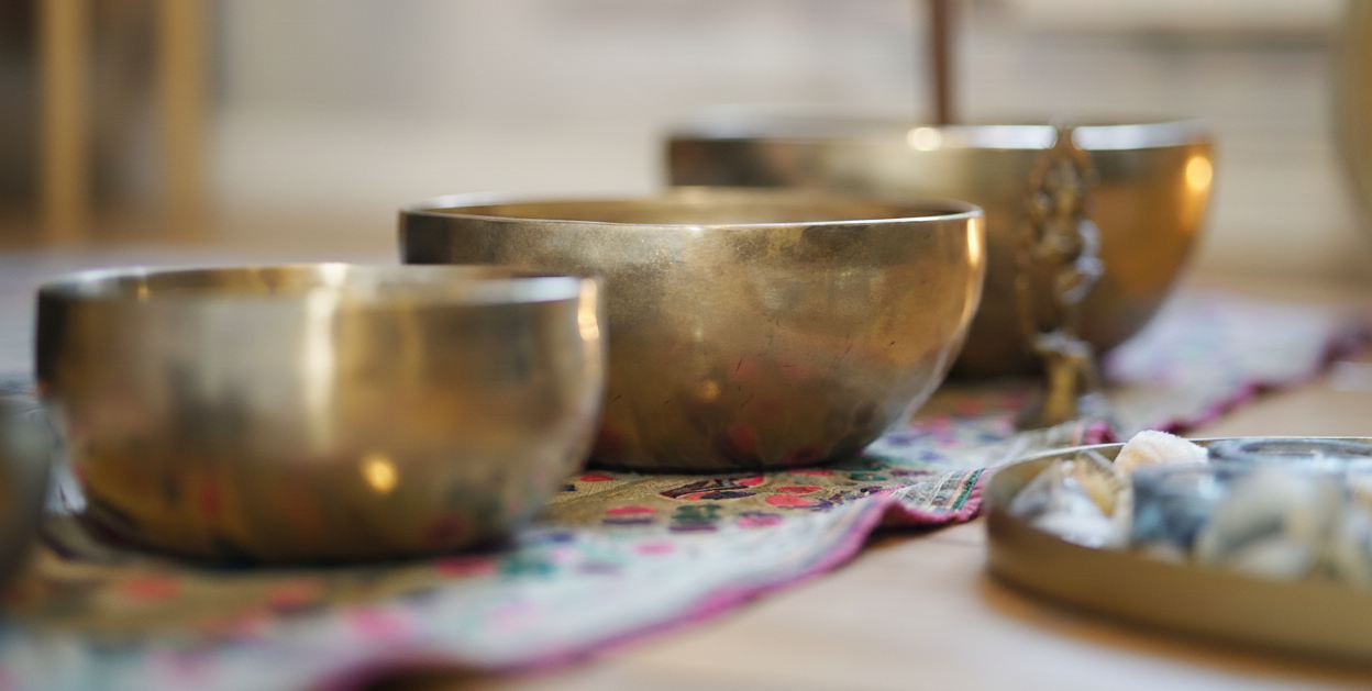 Klangschalen und Instrumente im warmen Kerzenlicht - Klang & Kakao Berlin
