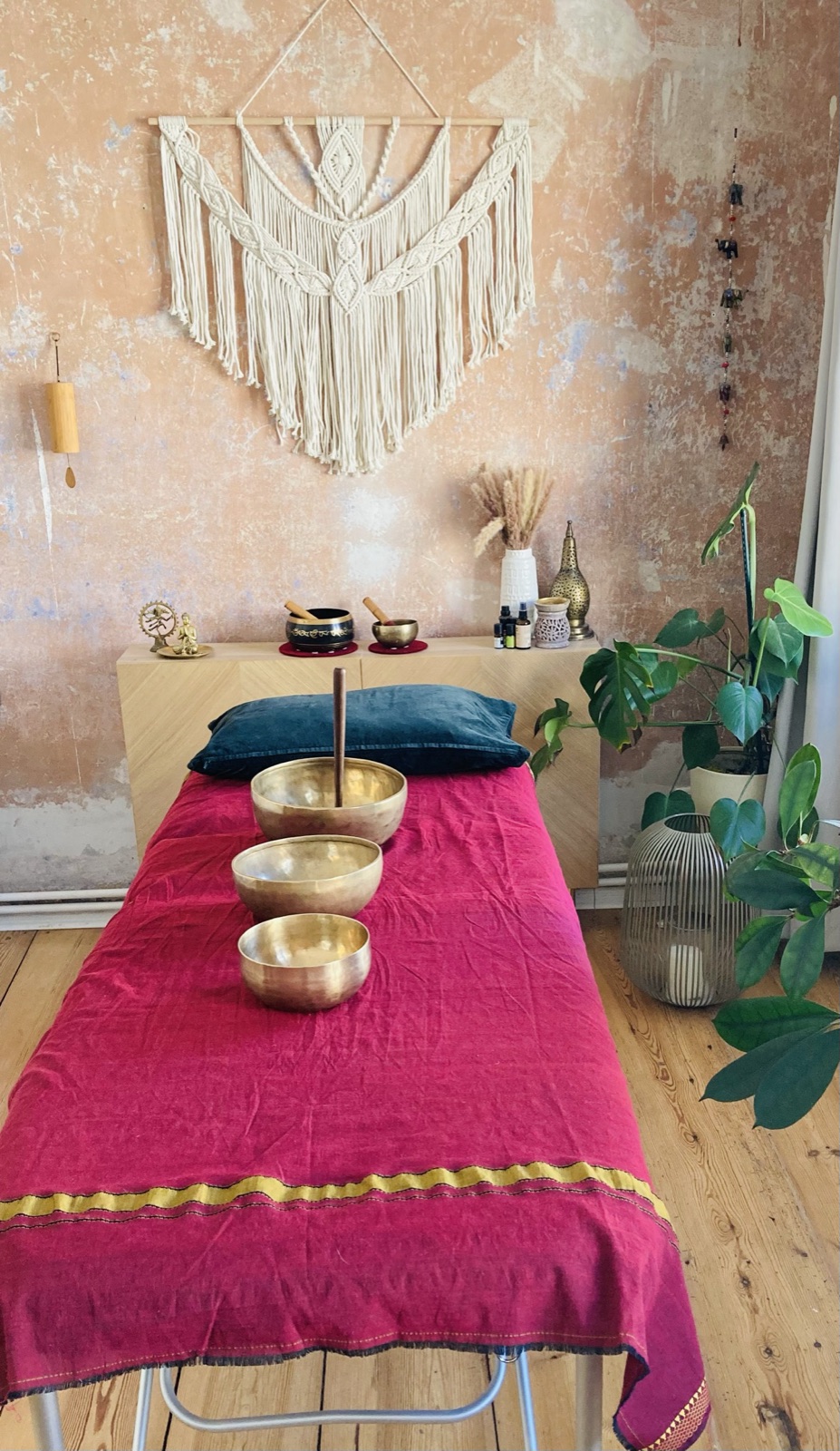 Privater Behandlungsraum für Klangmassage in Berlin mit Klangschalen auf der Massageliege