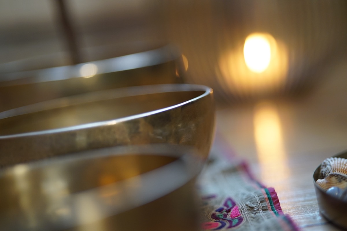 Klangmassage - Tibetische Klangschale im Kerzenlicht