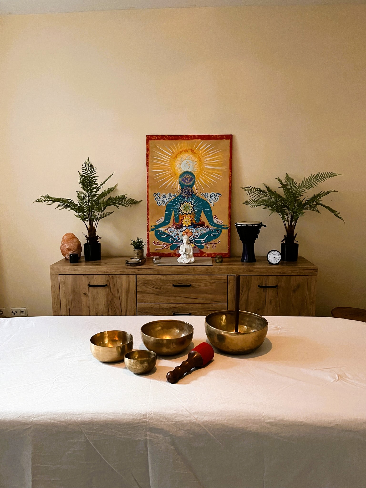 Tibetische Klangschalen auf der Massageliege im Yogic Escape Berlin